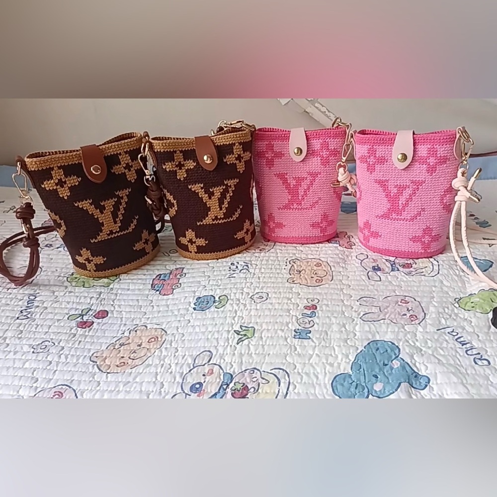 🧶Handmade Crocheted LV Crossbody Bag（Pink and dark brown）